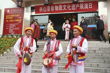 国家级传承人彭泗德等人参加八艺节兴山非遗专场演出