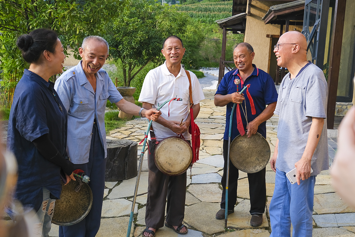 专家在高桥与薅草锣鼓传承人交流采访